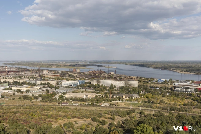 От поселка Лазурь, где жил маленький Евгений Волчанский, осталось только несколько домиков у железной дороги. От фабрики «Лазурь» не осталось вообще ничего | Источник: Константин Завриков / V1.RU