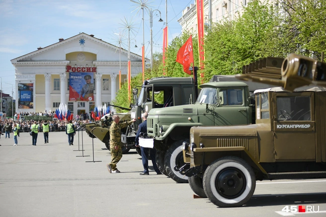 На площадке возле кинотеатра «Россия» развернулась выставка боевой техники | Источник: Надежда Тихомирова / 45.RU