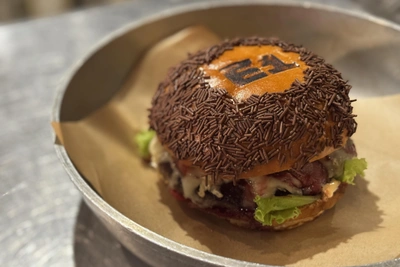 В Екатеринбурге создали эксклюзивный бургер для E1.RU