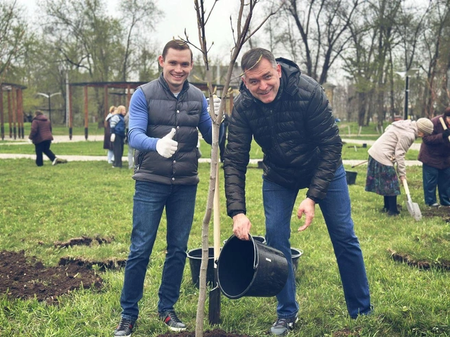 Мэр сажает дерево | Источник: телеграм-канал Юрия Лысенко