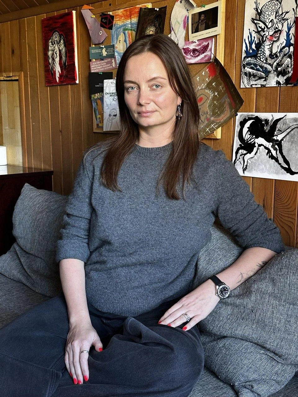 Психолог Елена Тевс рассказала, что школьникам пишут в соцсетях и подходят к ним возле школы, предлагая стать закладчиками | Источник: предоставлено Еленой Тевс