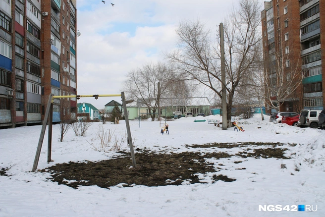 Участок при всем желании трудно назвать детской площадкой | Источник: Игорь Епифанцев / NGS42.RU