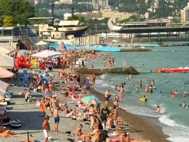 Южный берег Крыма и его столица Ялта остаются самым популярным направлением 2025 года. Здесь почти нет перебоев со светом, водой и проблем с безопасностью. | Источник: Александра Сотникова / MSK1.RU