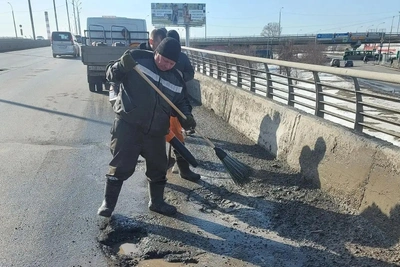 В Екатеринбурге начали срочный ремонт моста на Халтурина