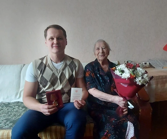 Делится Андрей Быстров и рабочими моментами. На 8 Марта он вручал награды ветеранам труда | Источник: Андрей Быстров / Vk.ru