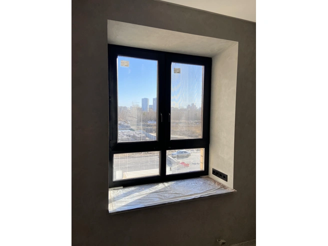 Если стандартный белый цвет окон кажется скучным, можно сделать покраску | Источник: «Рубикон»