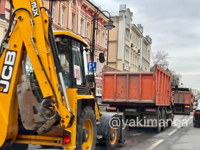 Грузовики и техника приехали на Пятницкую в 2024 году | Источник: Соседи. Якиманка-Замоскворечье / T.me