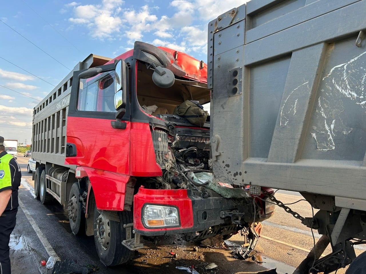 В Воронеже столкнулись три грузовика — водитель одного из них погиб - 2 мая  2024 - ВОРОНЕЖ1.ру