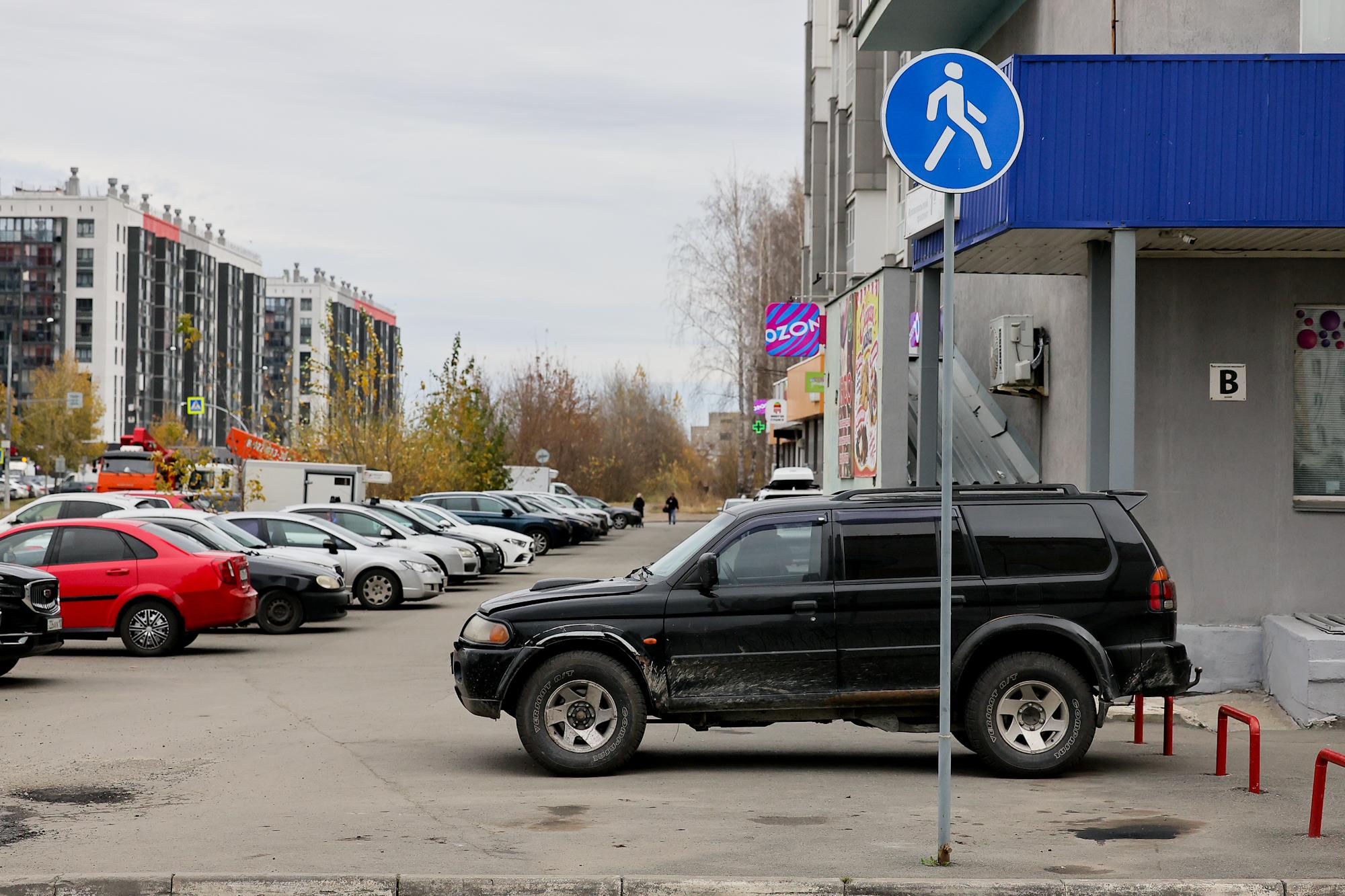 «Водители пользуются дырой в законе». Жители Челябинска потребовали эвакуировать машины от их домов