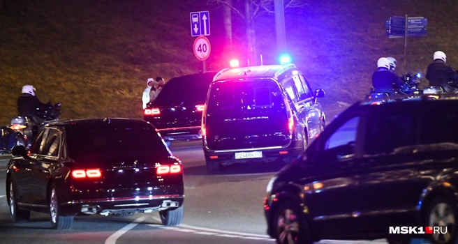 Типичный кортеж в сопровождении машин ФСО | Источник: Артем Устюжанин / MSK1.RU