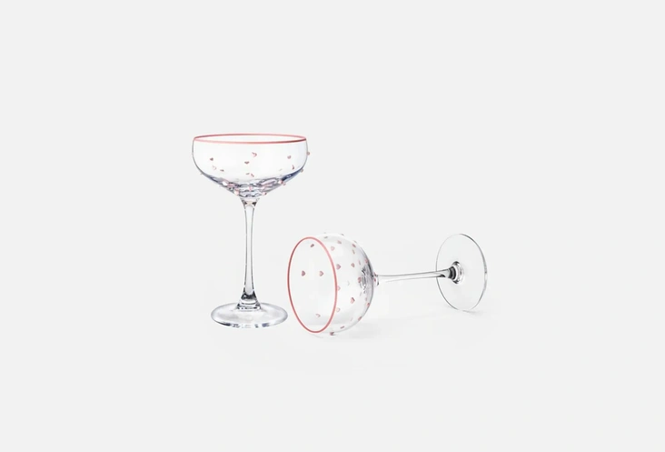 Набор креманок Lefard SWEETYНабор из двух креманок Lefard SWEETY сделан из прозрачного экологичного стекла без свинца, с мягким романтичным дизайном, который подходит к сервировке и повседневной, и праздничной. В них удобно подать десерты, мороженое, фрукты, коктейли или шампанское, а подарочная коробка делает набор готовым для подарка.