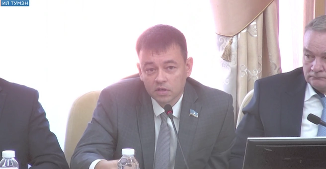 Иван Луцкан задал вопрос про выборы, но, как сказал Парахин, его попросили, а сам он и не собирался  | Источник: Государственное Собрание (Ил Тумэн) Республики Саха (Якутия) / Платформа