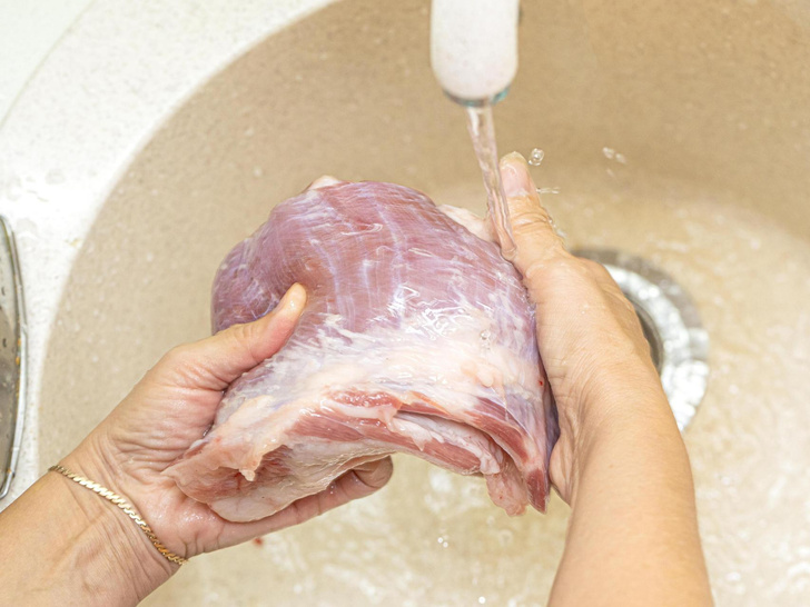 Нужно мыть мясо перед приготовлением
