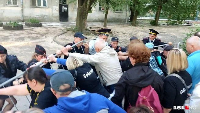 9 мая 2024 года жители Нариманова ворвались в свой дом за вещами. Это был первый «штурм» пятиэтажки, но из-за опасности обрушения их не пустили | Источник: Диана Кулыгина / 161.RU