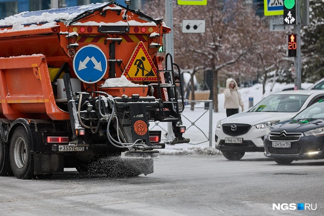 Дорожные службы в первую очередь убирают снежно-ледяные отложения на дорогах | Источник: Александр Ощепков / NGS.RU