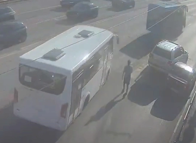 Столкновение Renault и Land Cruiser на площади Победы сняли на видео | ya62.ru