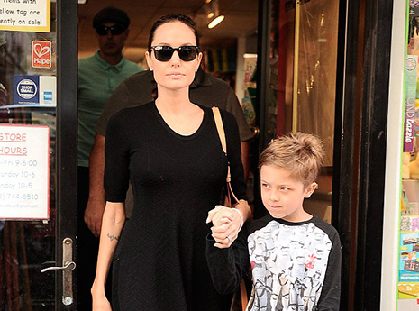 Анджелина Джоли с сыном Ноксом в Мидтауне, Нью-Йорк