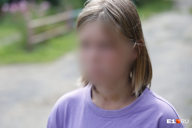 Сестра мальчика плачет, говоря о брате | Источник: Владислав Лоншаков / E1.RU