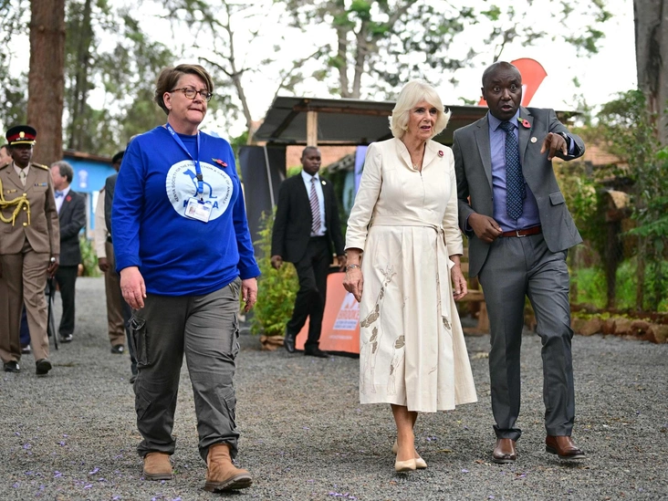 Королева Камилла прогуливается между лавками торговцев, 1 ноября 2023 год