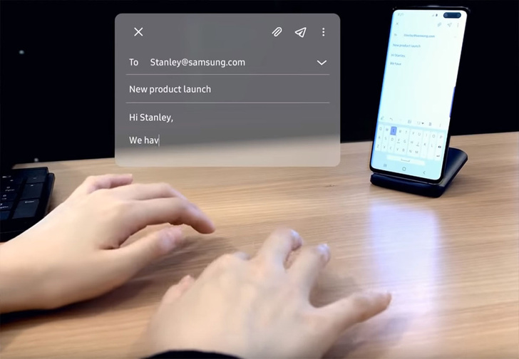 Samsung показал «невидимую клавиатуру», позволяющую печатать прямо на столе (видео)