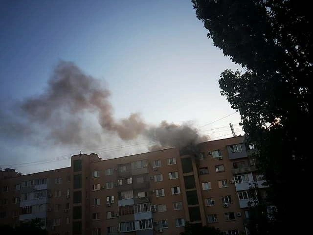 Густой черный дым поднимался над домом и растворялся в вечернем небе | Источник: читатели V1.RU