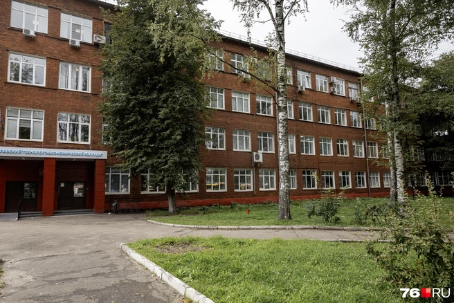 Рядом с остановкой находится Ярославский технолого-экономический колледж, расположенный в здании № 77 | Источник: Александр Куренной / 76.RU