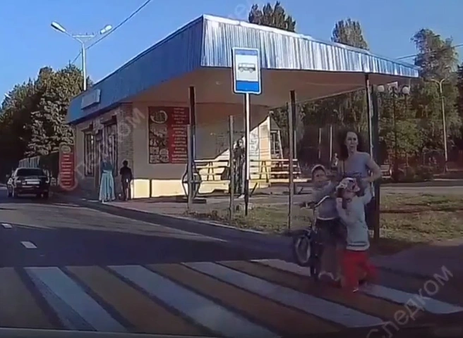 В Черкесске сотрудник ФСИН сбил женщину c двумя детьми на переходе (видео) | ya62.ru