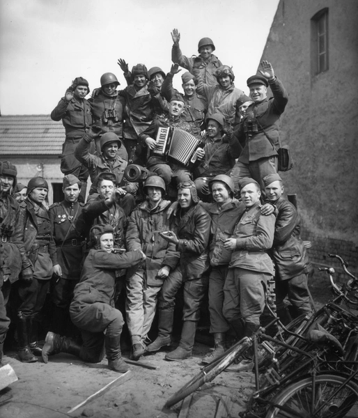 Совместное фото советских и американских солдат. Германия, май 1945 года | Источник: Fred Ramage/Keystone/Getty Images