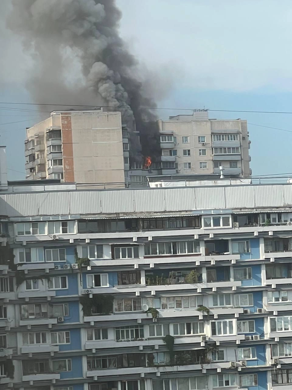 Столб черного дыма виден из разных частей района | Источник: Чертаново / T.me