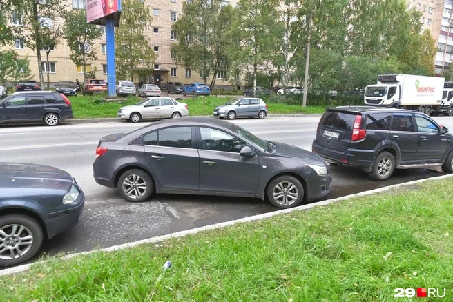 Автомобили занимают целую полосу, предназначенную для движения | Источник: Иван Митюшёв / 29.RU