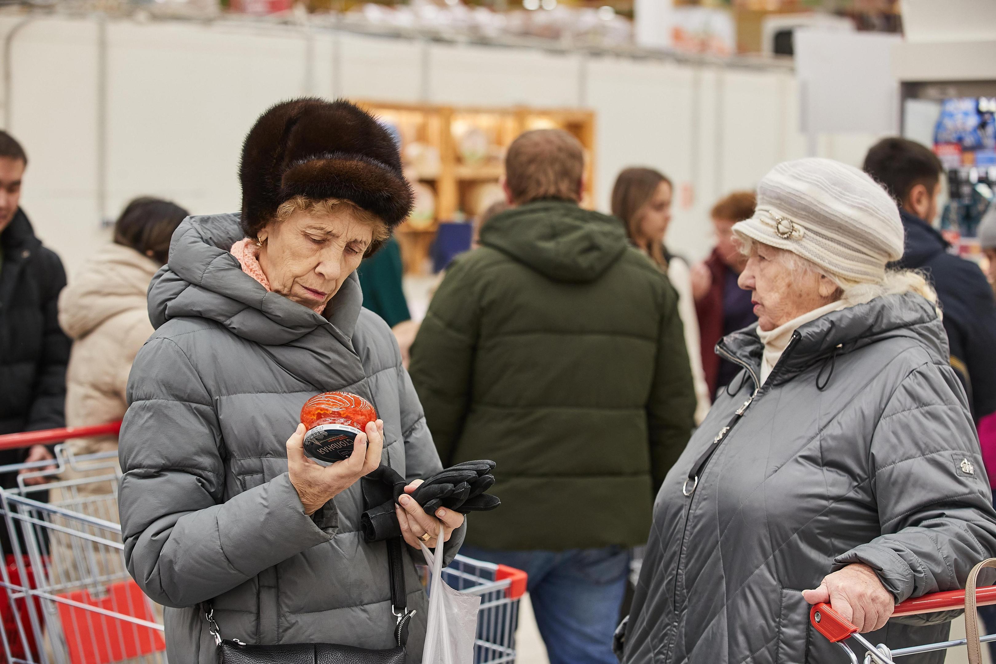 Даже хлеб и молоко привязаны к доллару. Экономисты — о том, на что должны упасть цены в первую очередь