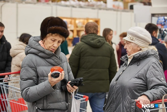 Россияне, особенно пожилые, не очень верят, что цены могу начать снижаться | Источник: Александр Ощепков / NGS.RU