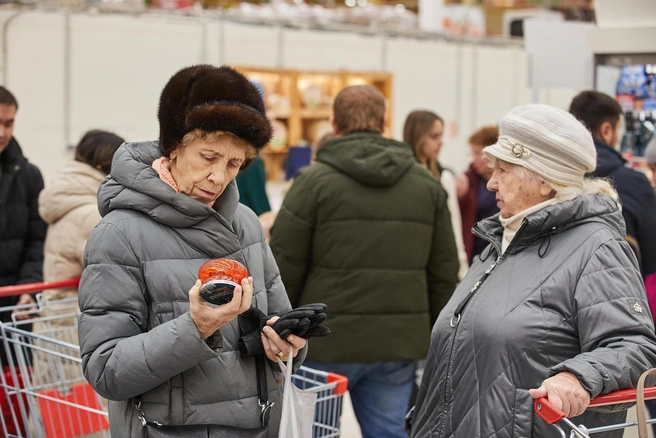 Россияне, особенно пожилые, не очень верят, что цены могу начать снижаться | Источник: Александр Ощепков / NGS.RU