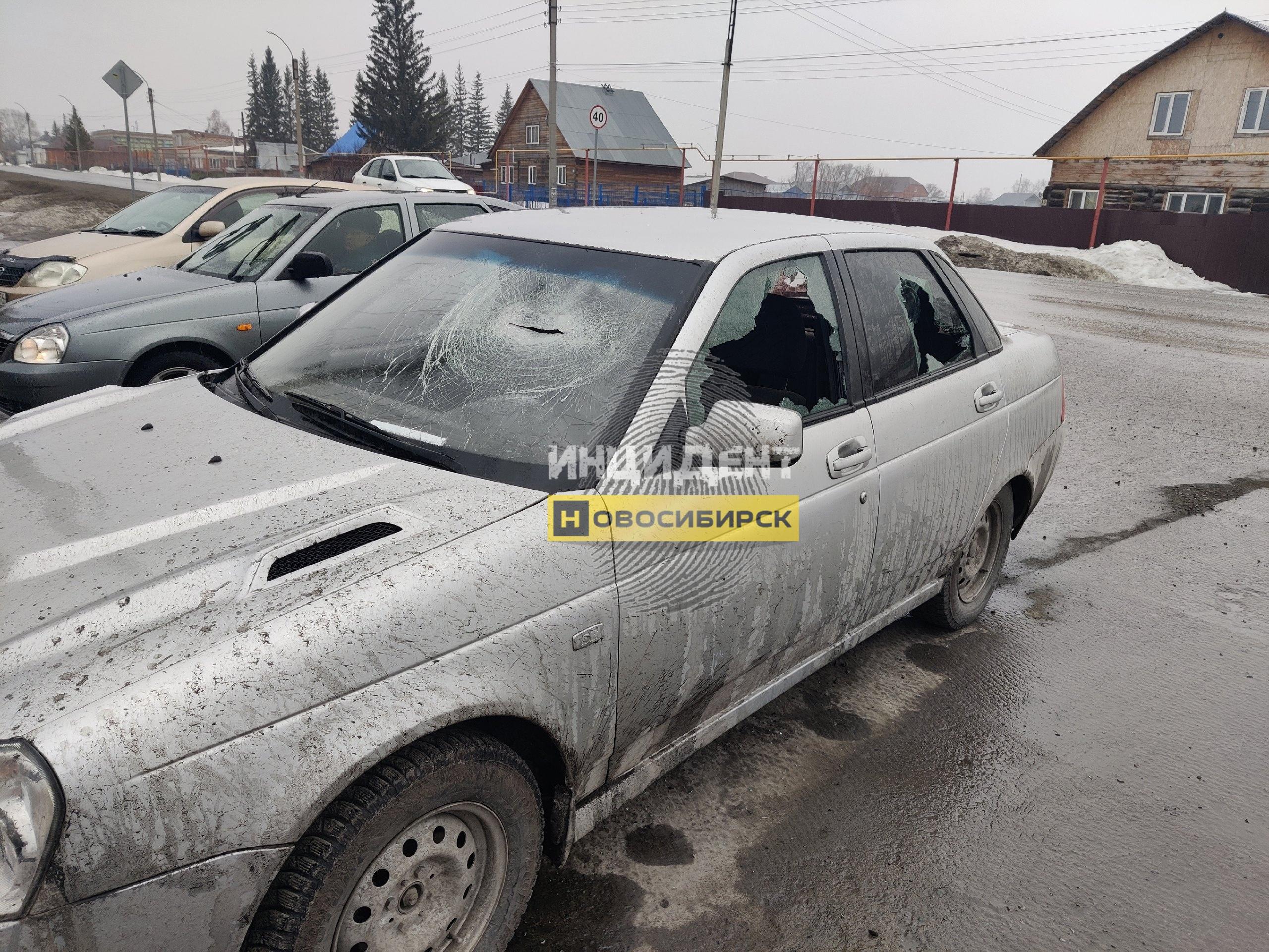 В Новосибирске заявили, что неизвестный разбил топором машину в поселке  Мошково - 11 апреля 2024 - НГС.ру