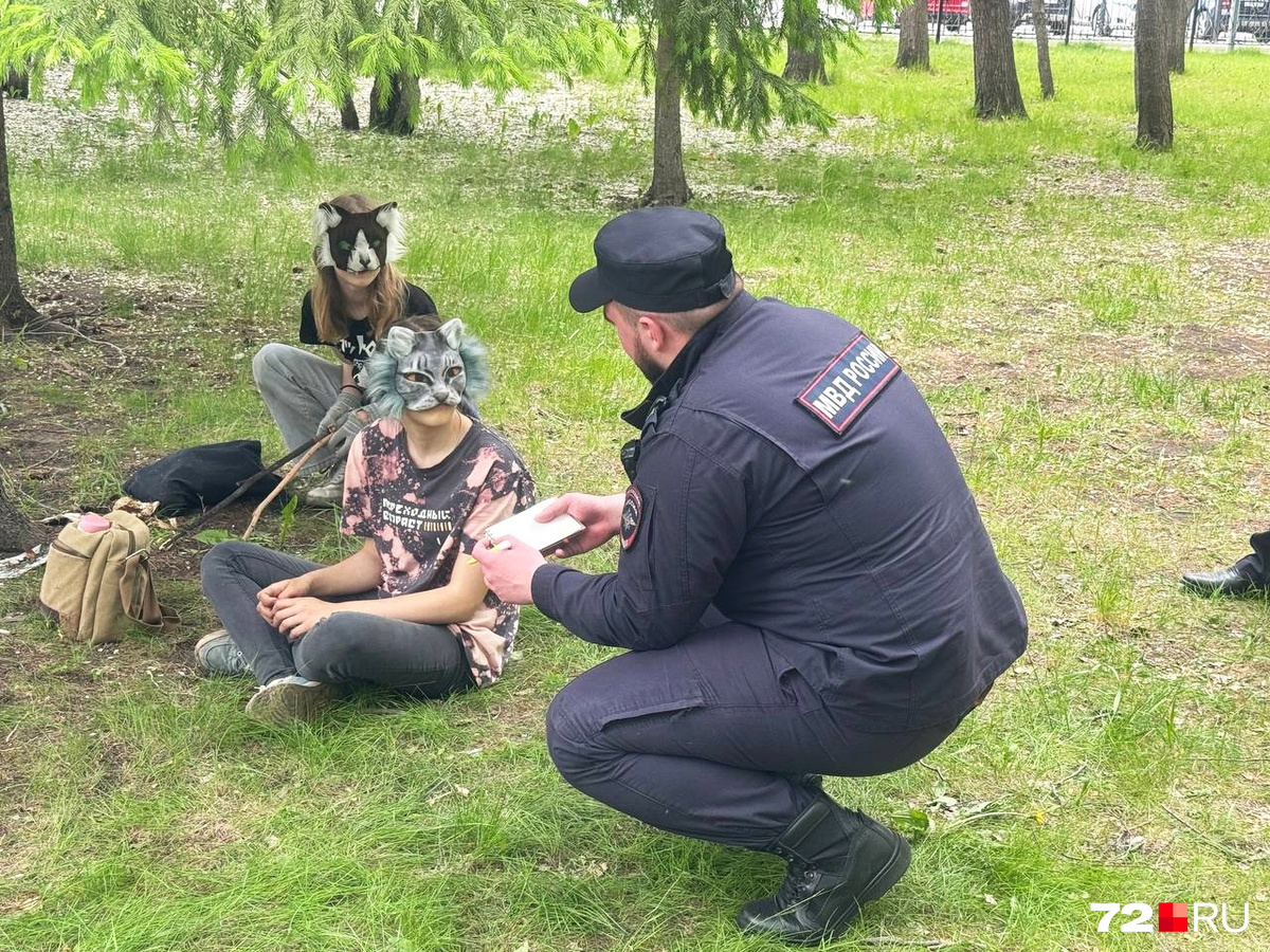 Дети в костюмах животных скачут в тюменском парке под конвоем полиции, кто  такие фурри, где собираются квадроберы, квадробика в Тюмени - 3 июня 2024 -  72.ру