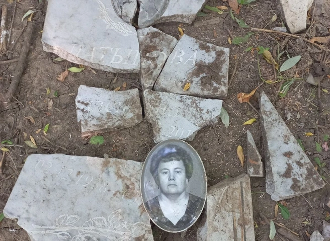 На кладбище в Мервине вандалы разбили несколько надгробий | ya62.ru