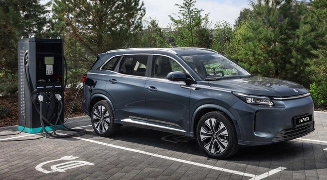 Evolute i-Space — самая популярная модель российского бренда и первый последовательный гибрид в его обойме. В оригинале это китайский Landian E5 (Seres), и недавно он пережил обновление матчасти | Источник: пресс-служба Evolute