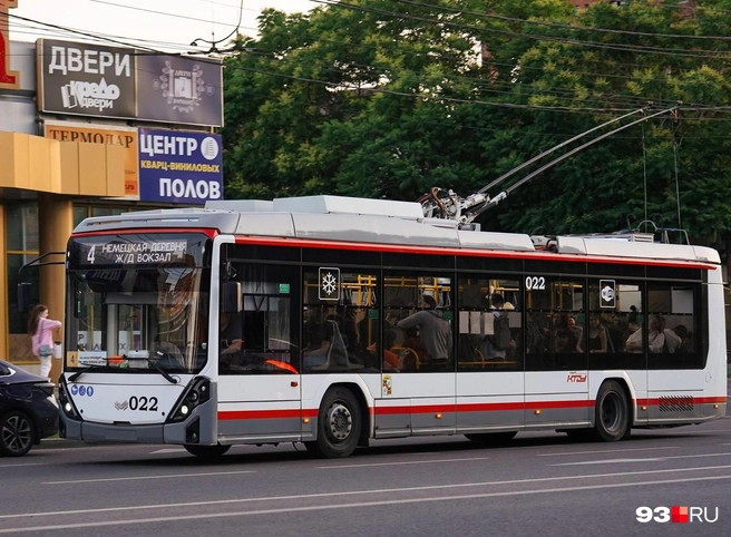 На новых трамваях и троллейбусах есть значок Wi-Fi, но на самом деле связи нет | Источник: Дарья Паращенко / 93.RU