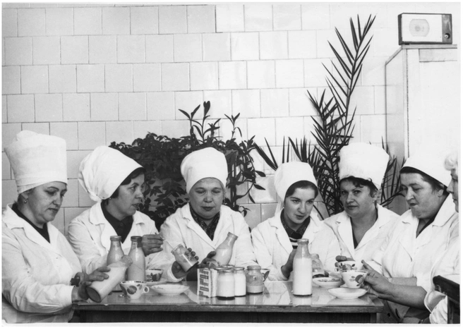 Этот кадр сделан в 1977 году: проходит дегустация продукции, чей вкус сегодня знаком каждому жителю Челябинской области | Источник: Чебаркульский молочный завод