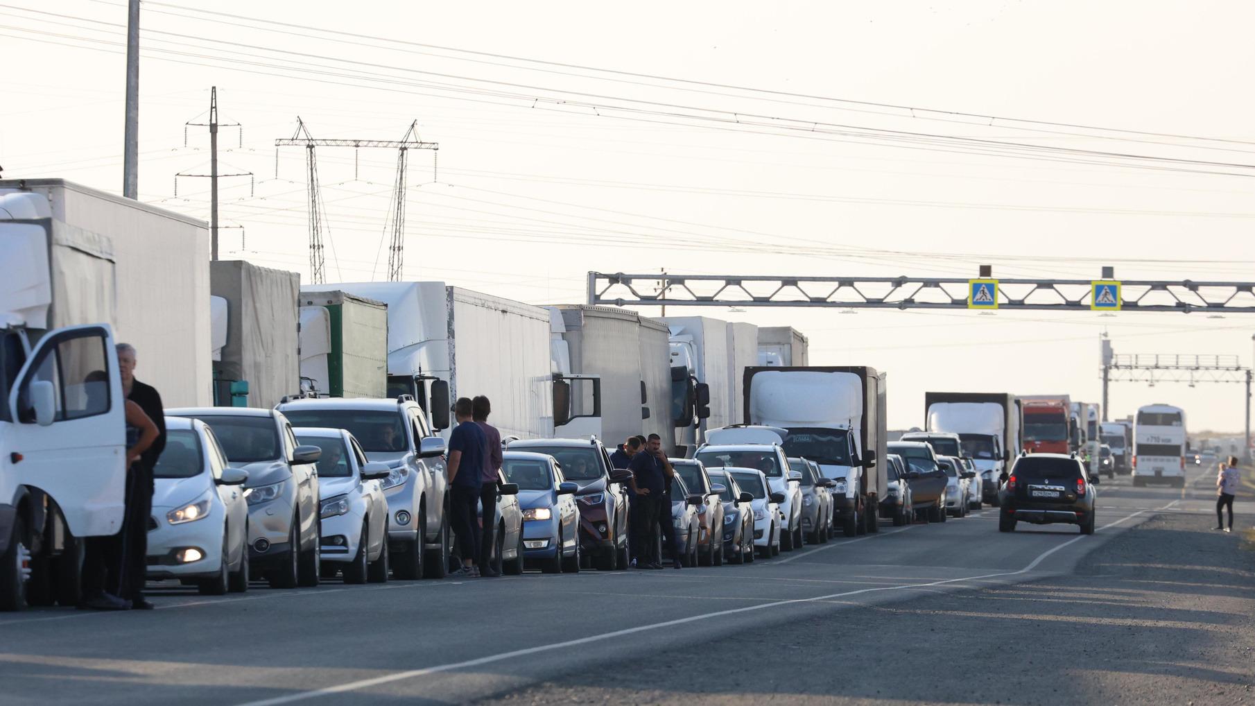 В Ростовской области многокилометровая пробка, два ДТП заблокировали часть трассы  М-4 «Дон» - 17 сентября 2023 - 161.ру