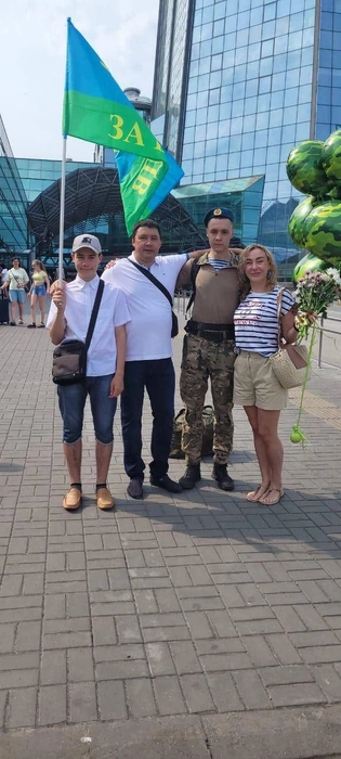 Так Богдановы встречали старшего сына Ивана со срочной службы в армии | Источник: Коммунальный опер / T.me