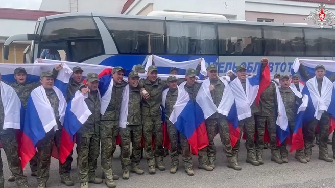Двоих военнослужащих из Челябинской области, попавших в плен на СВО, вернули домой | Источник: Минобороны России / t.me