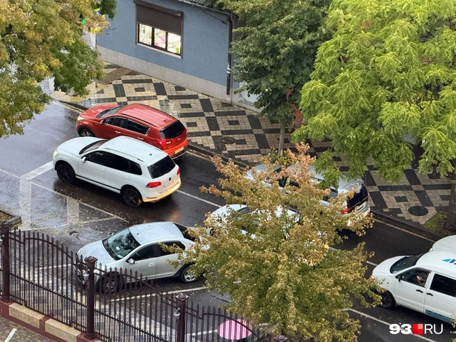 Пробка стоит на многих центральных улицах Краснодара | Источник: Валерия Дульская / 93.RU