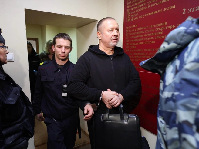 Алексей Зверев уже привык к наручникам на одной руке | Источник: Алексей Волхонский / V1.RU