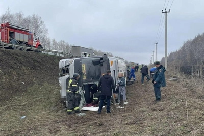 Девочку после аварии автобуса с детьми экстренно оперируют