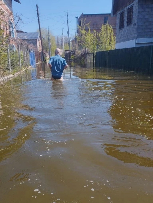 Но некоторые смело проходили сквозь воду — она доходила почти до пояса | Источник: «КопылоВО, полуостров» / vk.com