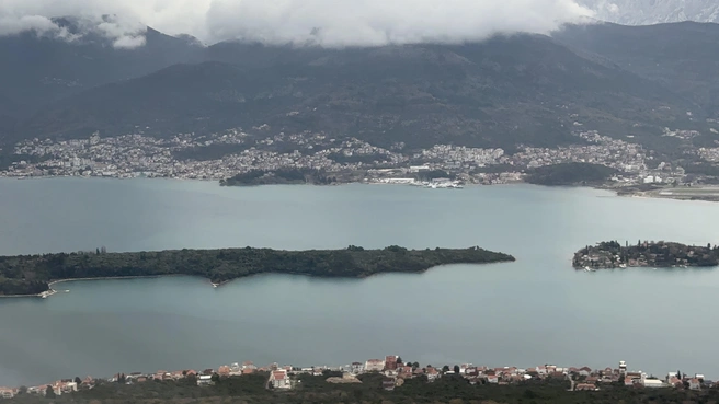 Вид из иллюминатора на Боко-Которский залив | Источник: Габриелла Захарова / 26.RU