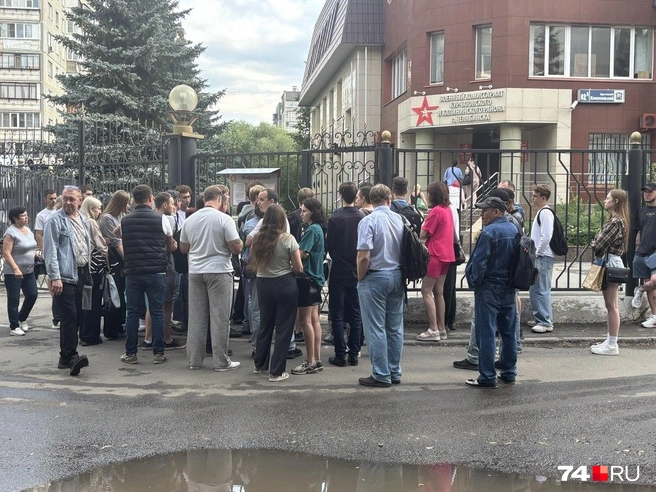 Чтобы занять место в очереди, многие приехали к военкомату в 4-5 утра | Источник: Дарья Дубровских
