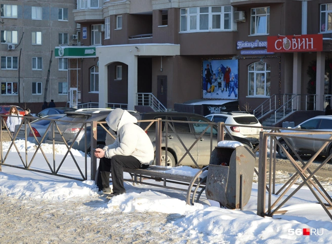Подождать свой автобус или такси можно на скамейке. Только долго лучше не сидеть&nbsp;— все-таки еще зима | Источник: Анастасия Баринова / 56.RU