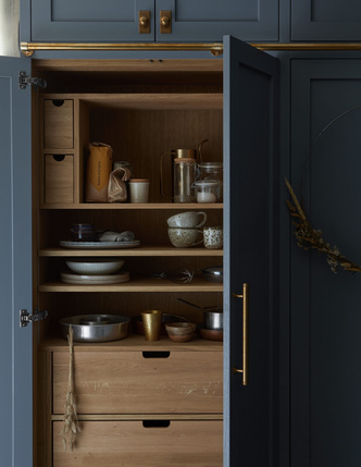 Шведская вилла с синей кухней для писательницы и спортсмена
